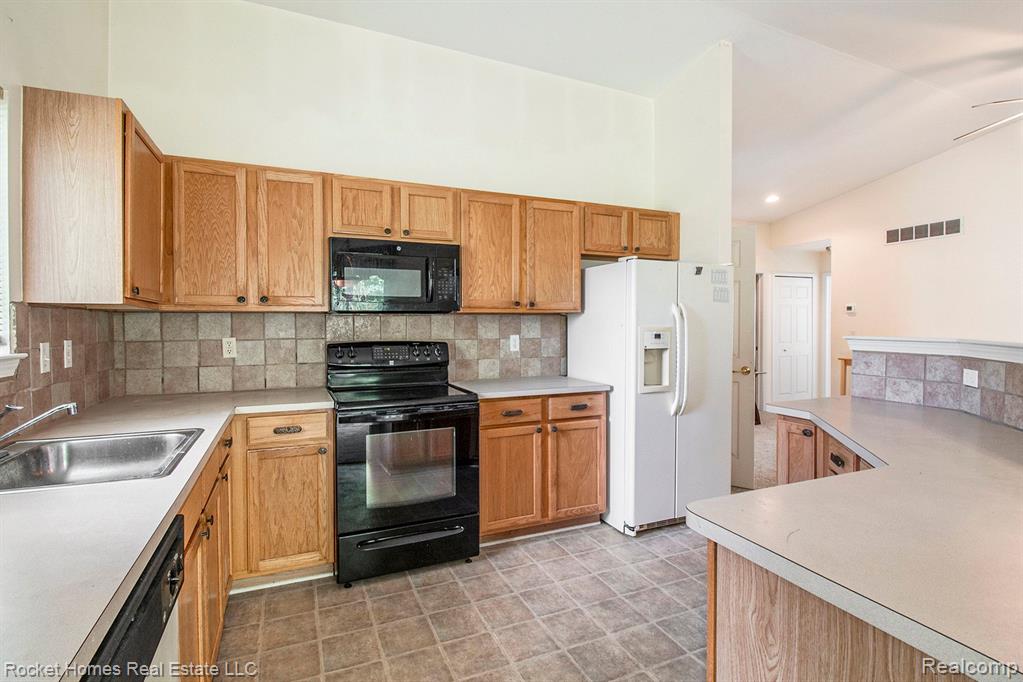7256 MAPLELAWN Drive, Ypsilanti, MI 48197 — Photo 10