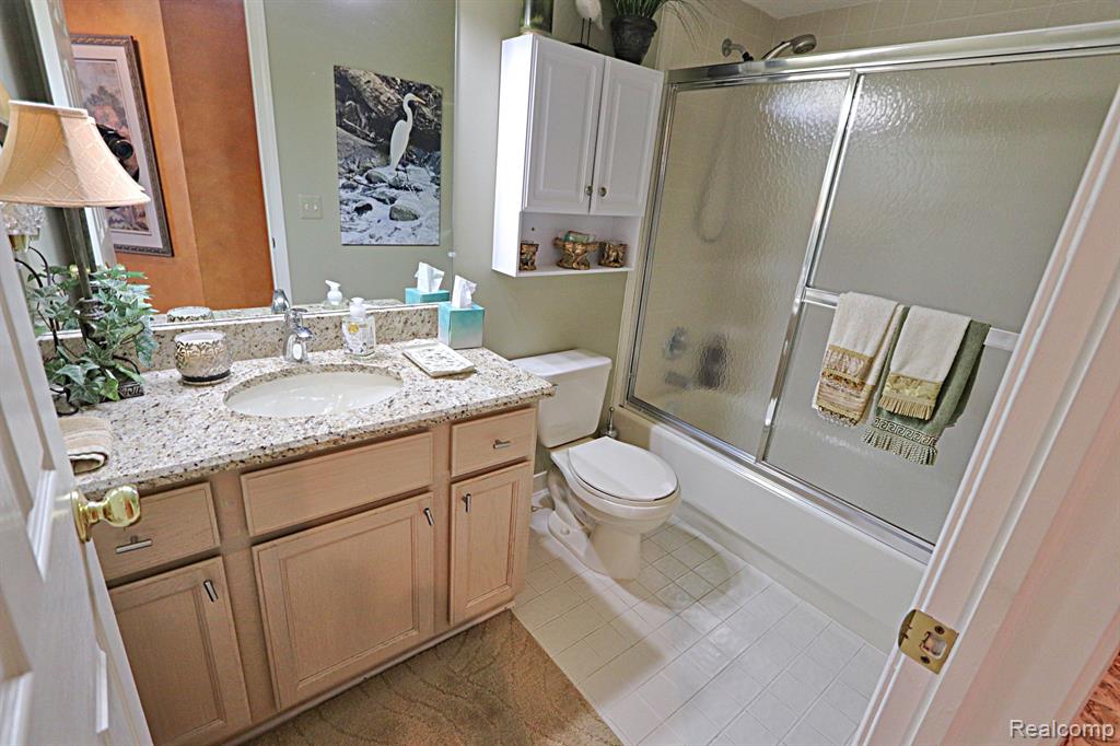 35053 KNOLLWOOD Lane, Farmington Hills, MI 48335 — Photo 43