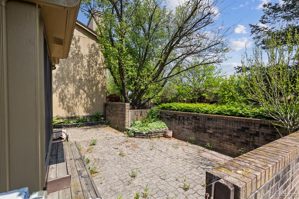 1696 S HILL Boulevard, Bloomfield Hills, MI 48304 — Photo 26