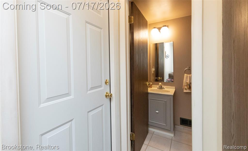 5245 Spinning Wheel Drive, Grand Blanc, MI 48439 — Photo 23