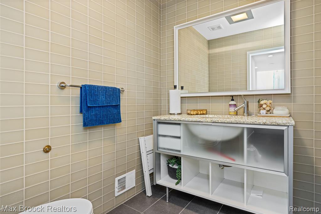 7102 Alta Vista Drive, West Bloomfield, MI — Photo 31