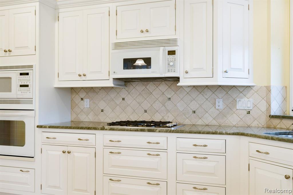 45950 W 11 MILE Road, Novi, MI — Photo 13