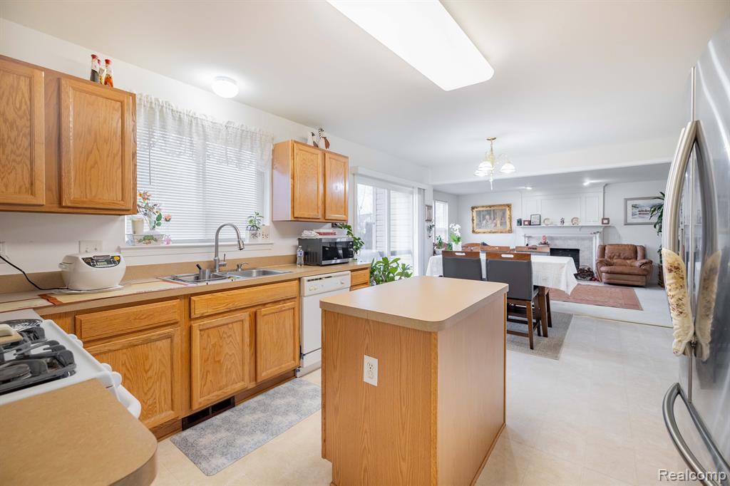 9884 HIGH MEADOW Drive, Ypsilanti, MI 48198 — Photo 8