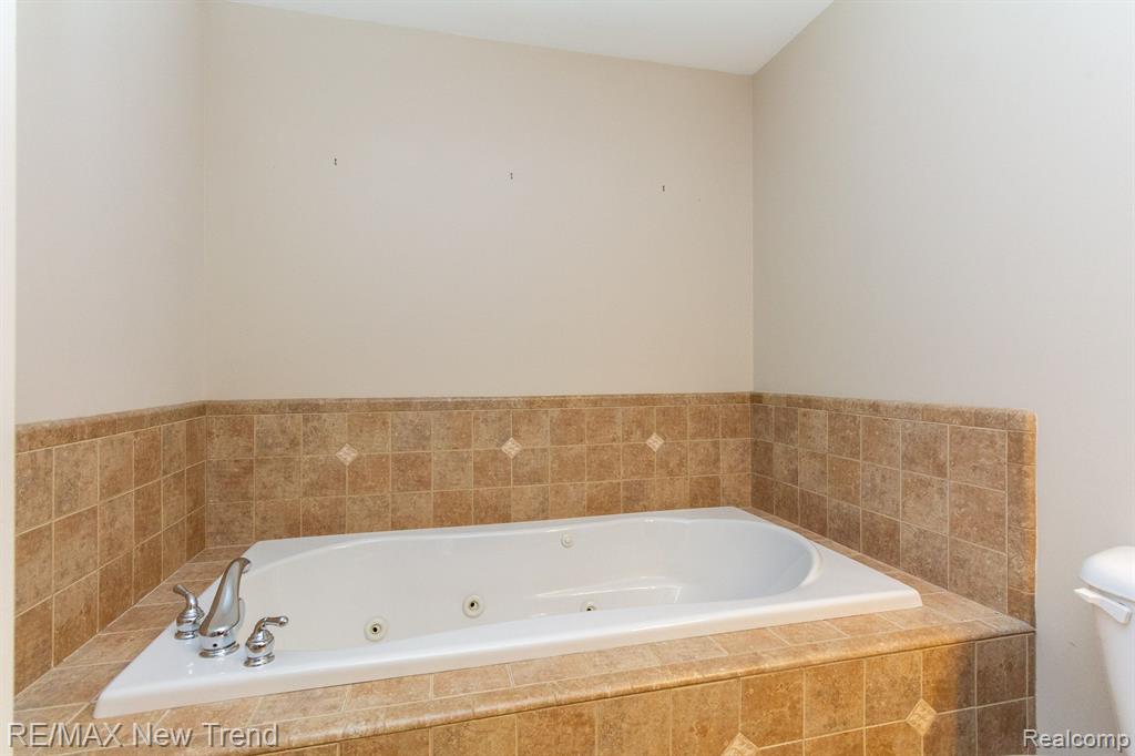29319 DOUGLAS Drive, Novi, MI 48377 — Photo 21