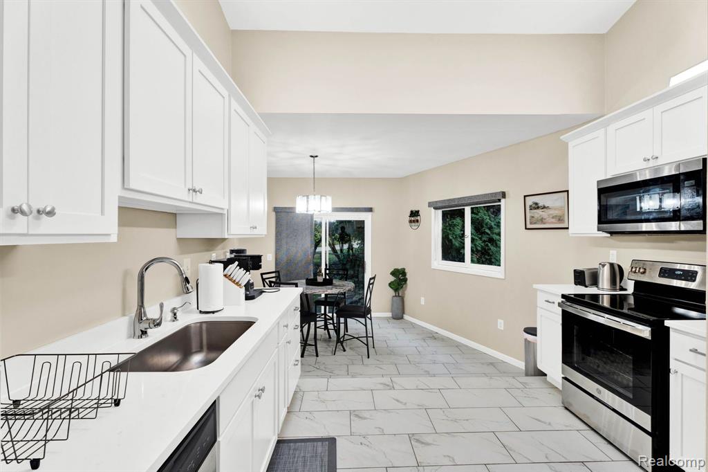 5481 Sunnycrest Drive, West Bloomfield, MI 48323 — Photo 12