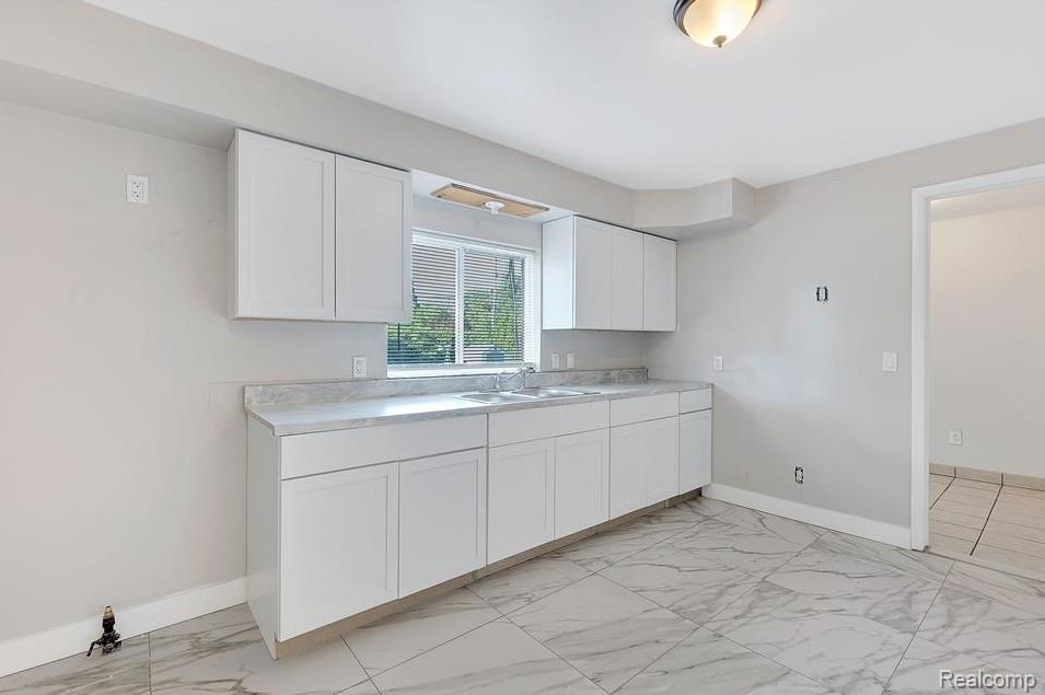 6431 Centralia Street, Dearborn Heights, MI 48127 — Photo 4