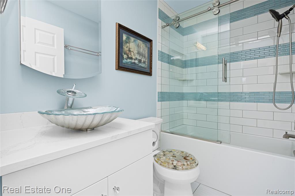 160 Sandy Lane, Walled Lake, MI 48390 — Photo 48