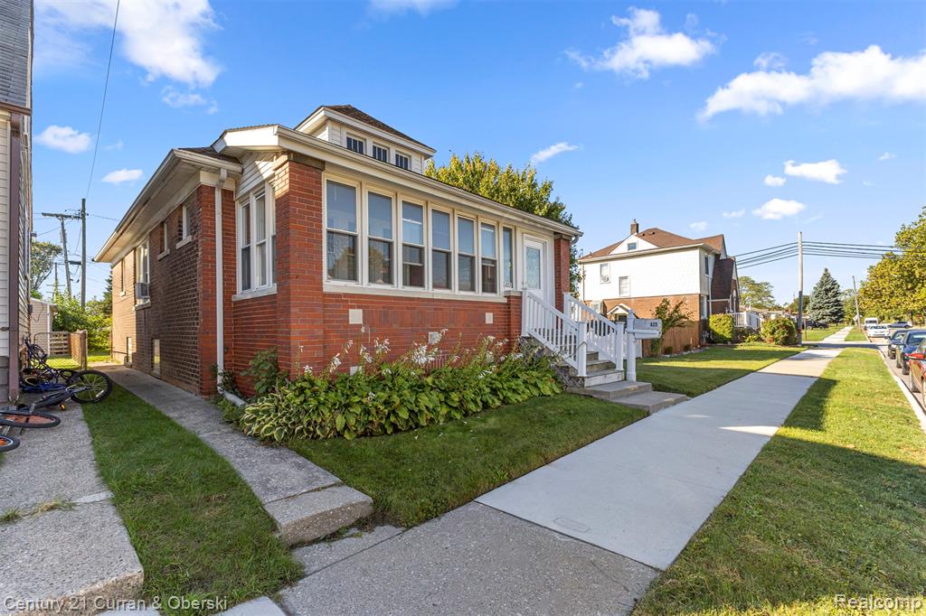 823 Saint John Street, Wyandotte, MI 48192 — Photo 2