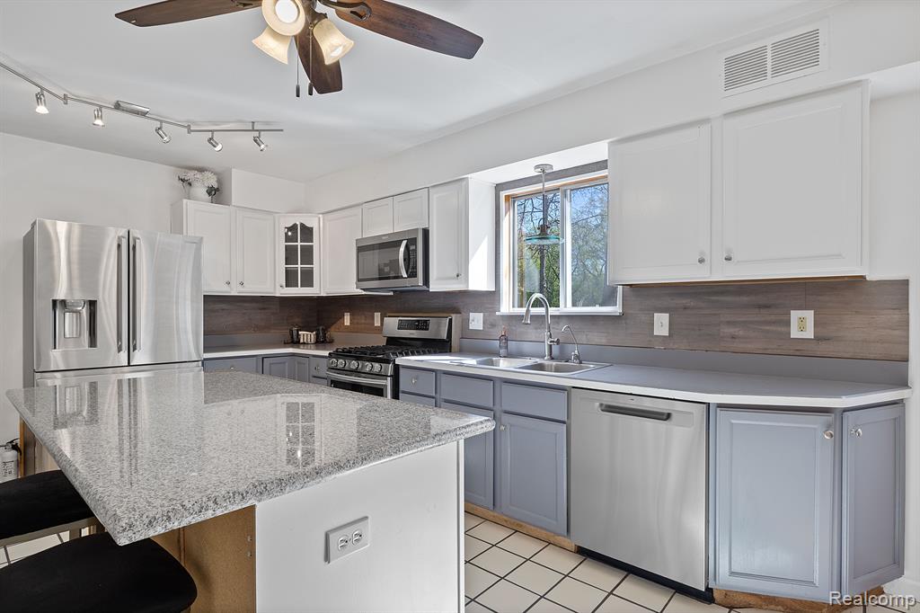 4471 SPRING OAKS Lane, Brighton, MI 48114 — Photo 11