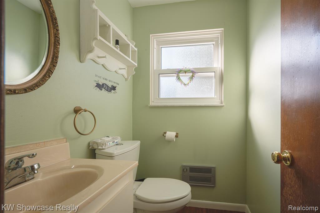 8621 OAKSIDE Avenue, Commerce Twp, MI 48382 — Photo 22