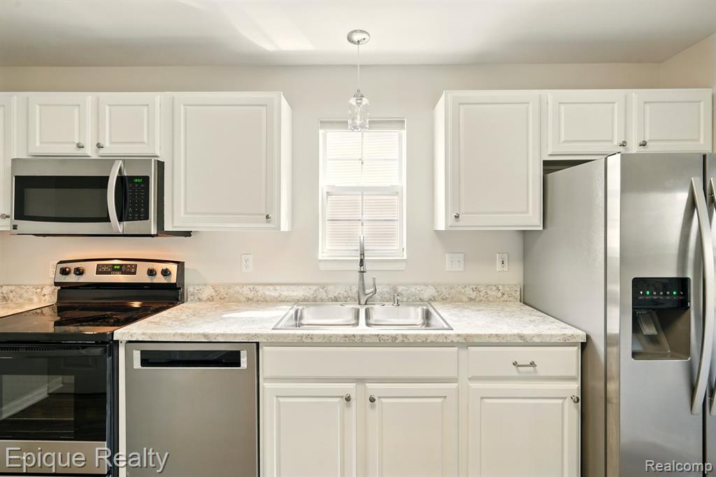4977 OAK HILL Drive, Waterford, MI 48329 — Photo 9