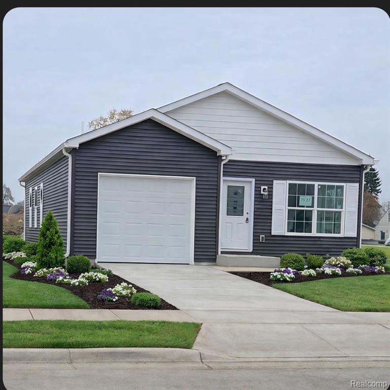 7543 Packard Ave, Warren, MI 48091 — front exterior