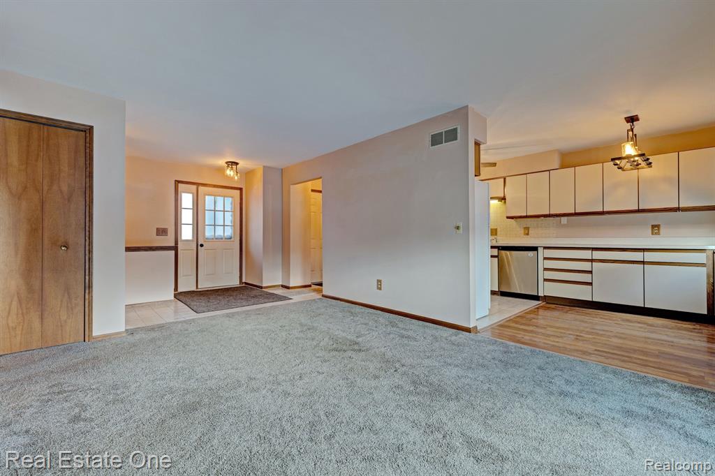 9045 E BLUEWATER Drive, Clarkston, MI 48348 — Photo 6