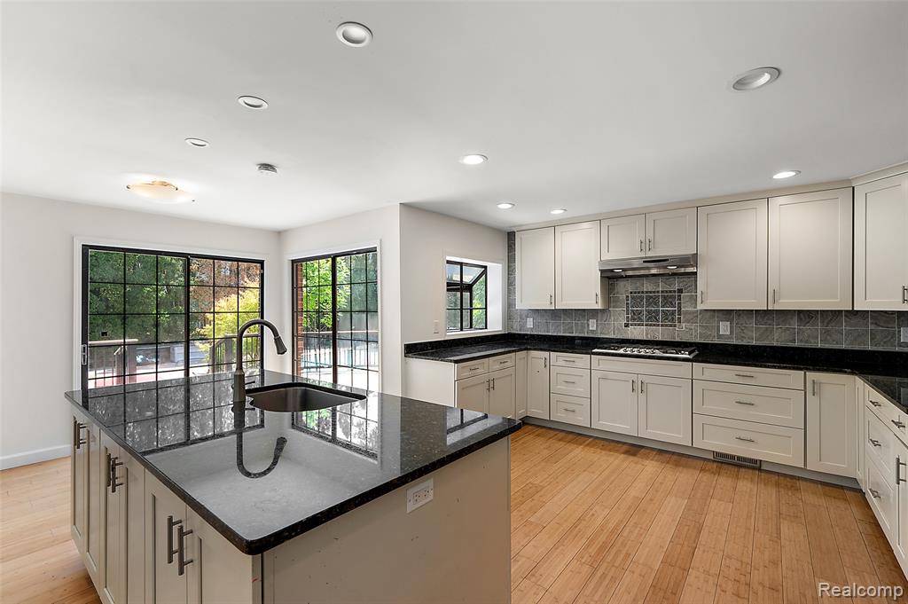 5353 W Bloomfield Lake Road, West Bloomfield, MI 48323 — Photo 17