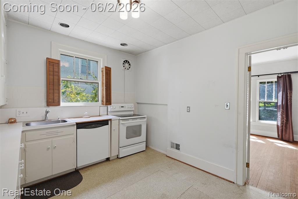 8606 Hendrie Boulevard, Huntington Woods, MI — Photo 16