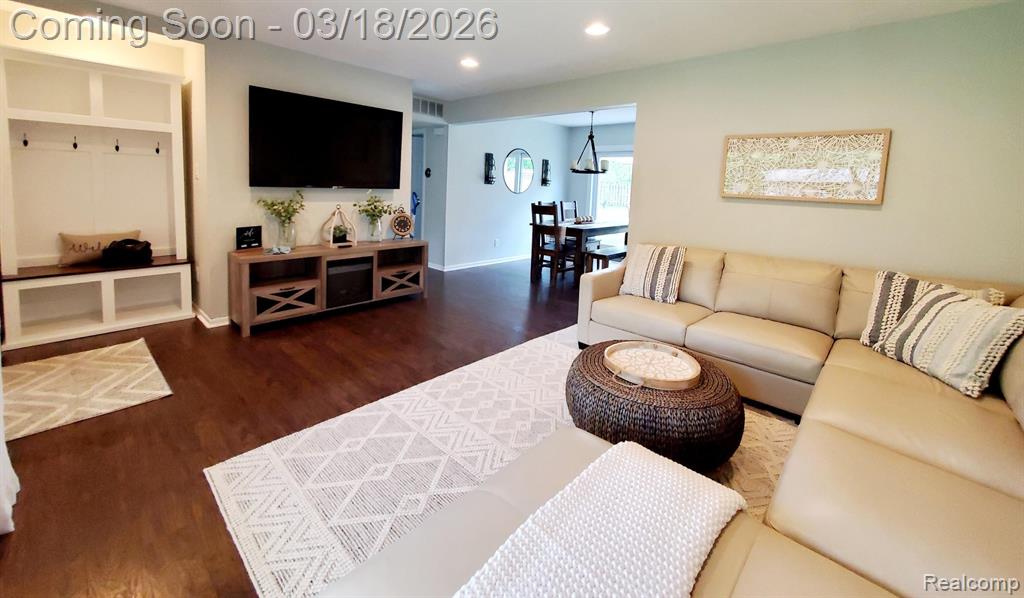 6372 Peach Drive, Clarkston, MI — Photo 2