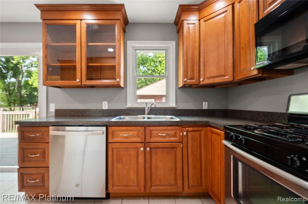 709 Elmwood Drive, Fenton, MI 48430 — Photo 17