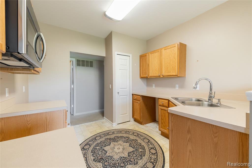 26624 Kirkway Circle, Woodhaven, MI 48183 — Photo 13