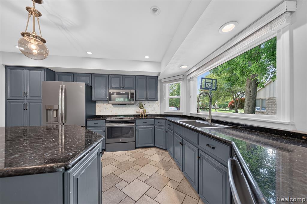 6713 Aurora Drive, Troy, MI 48098 — Photo 43