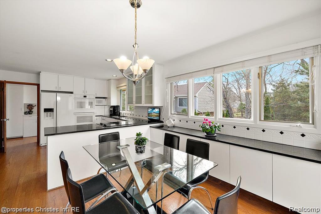4566 Walden Drive, Bloomfield Hills, MI 48301 — Photo 17