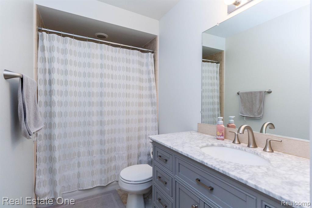 6536 Chatham Circle, Rochester Hills, MI 48306 — Photo 36