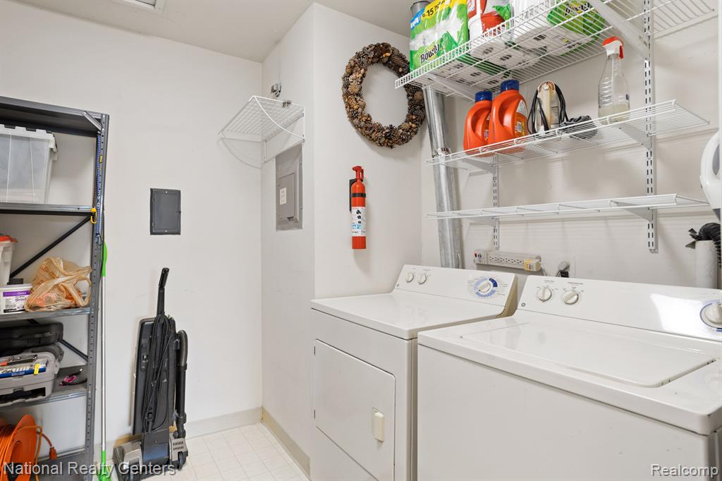 33907 PONDVIEW Circle, Livonia, MI 48152 — Photo 13