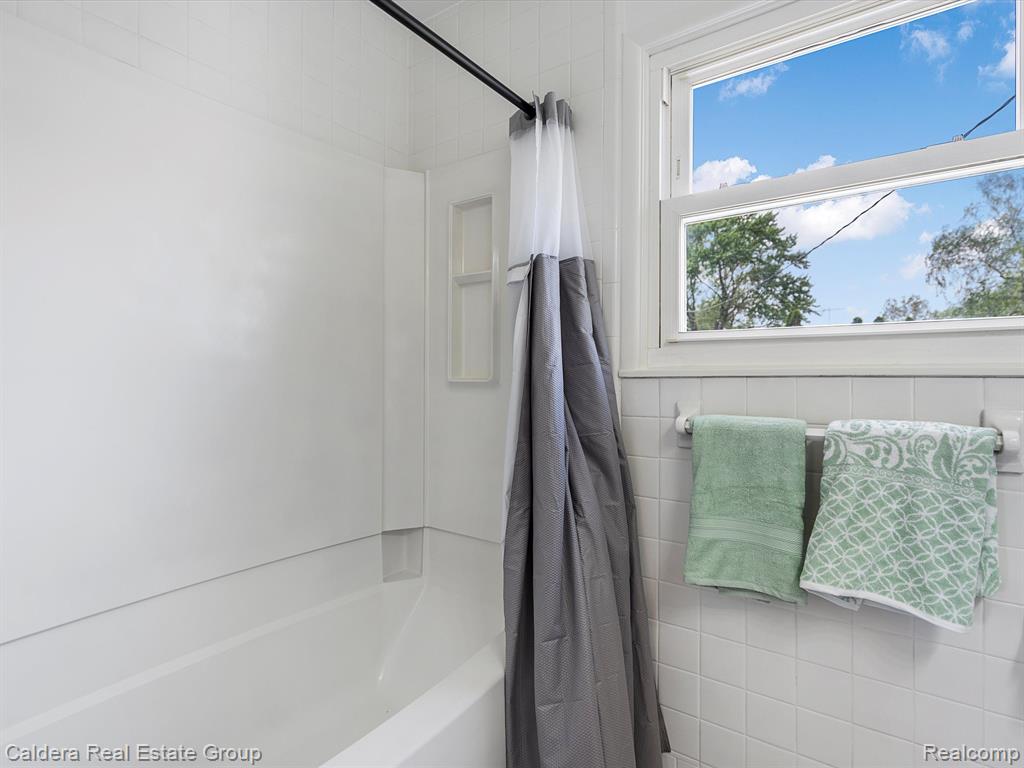 600 LOS ARBOLES Drive, Wolverine Lake, MI 48390 — Photo 13