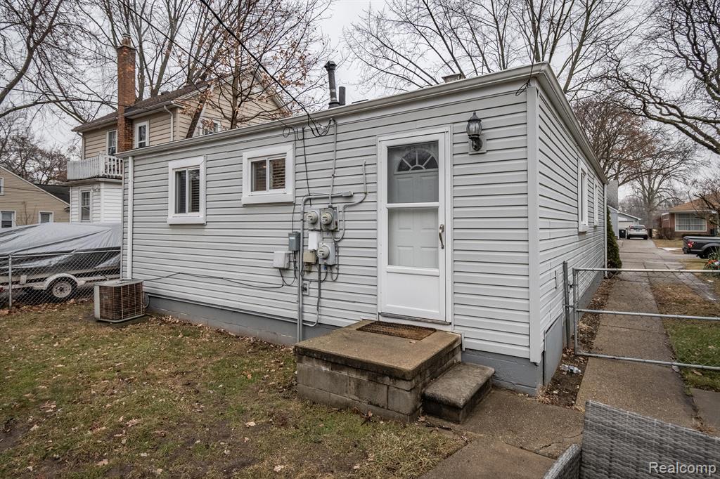 715 N DORCHESTER Avenue, Royal Oak, MI 48067 — Photo 2