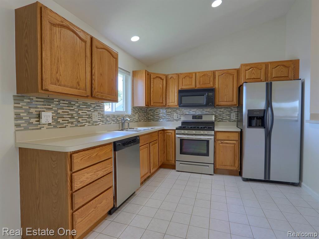 643 DETROIT Avenue, Lake Orion, MI 48362 — Photo 4