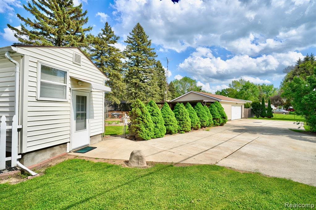 6154 Roberta Street, Burton, MI 48509 — Photo 45