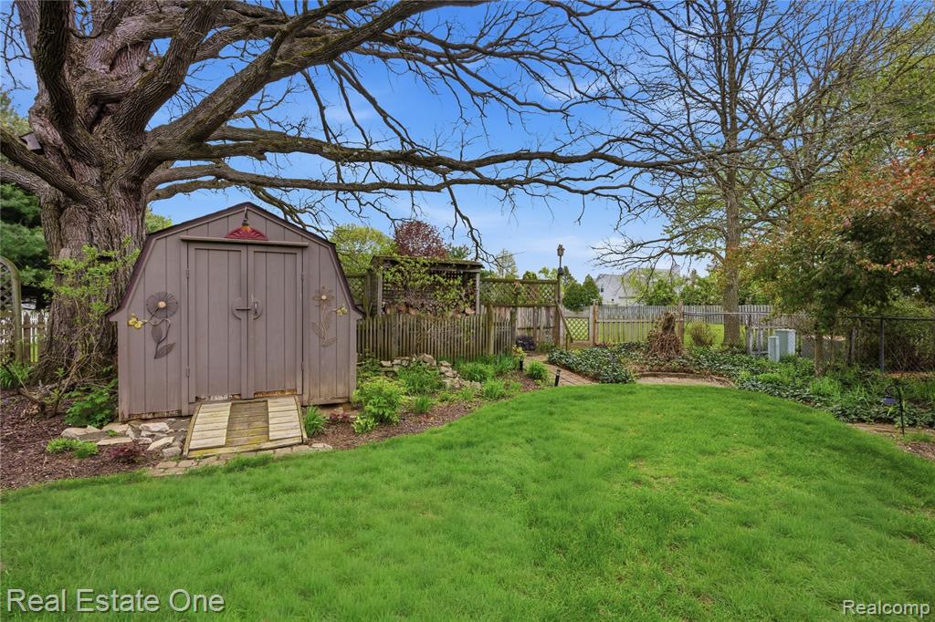 10385 Elizabeth Street, Pinckney, MI 48169 — Photo 27