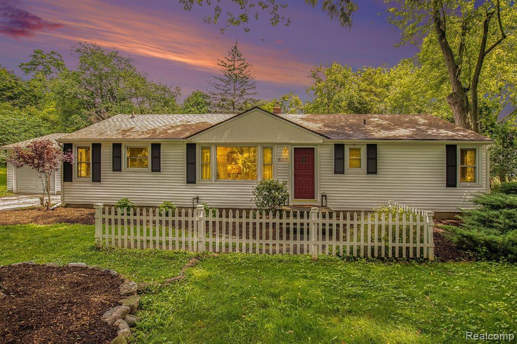 807 S OAK Street, Fenton, MI 48430 — Photo 25