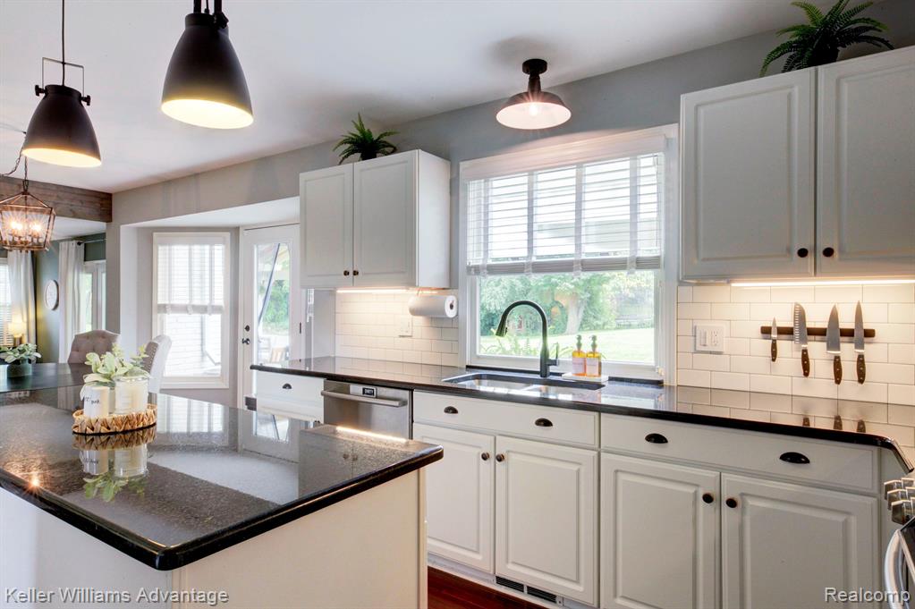 47694 EDINBURGH Drive, Plymouth, MI 48170 — Photo 17