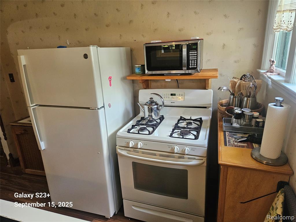 624 Hickory Street, Fenton, MI 48430 — Photo 14