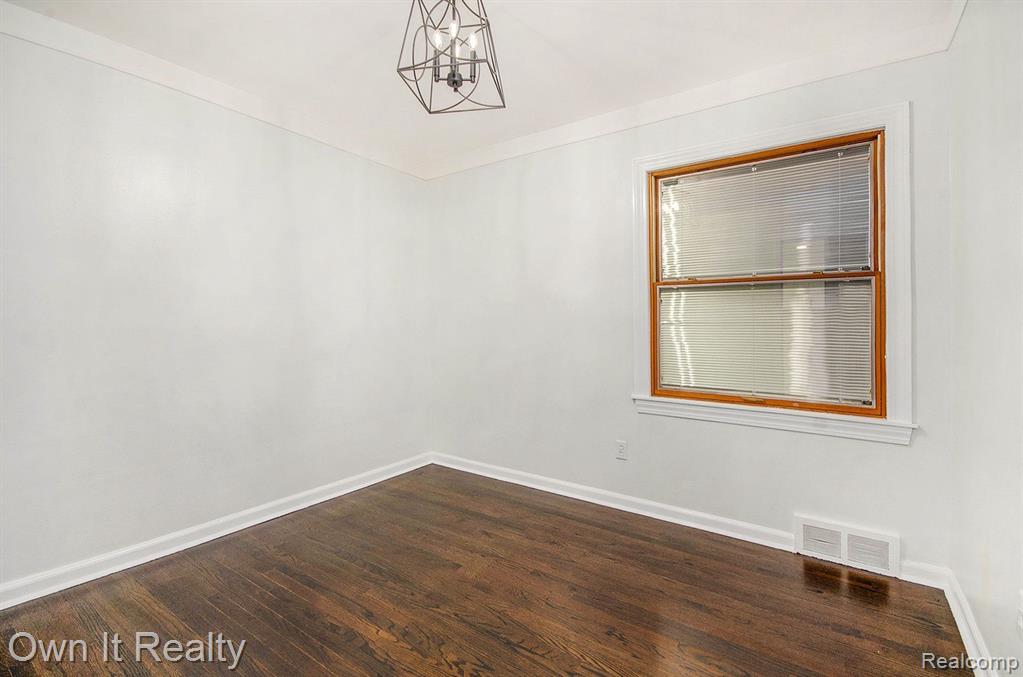 9715 STERLING Avenue, Allen Park, MI 48101 — Photo 15