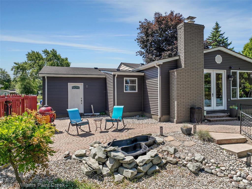 5842 Pleasant Drive, Waterford, MI 48329 — Photo 32