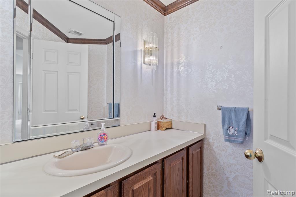 6579 Noble Road, West Bloomfield, MI — Photo 32