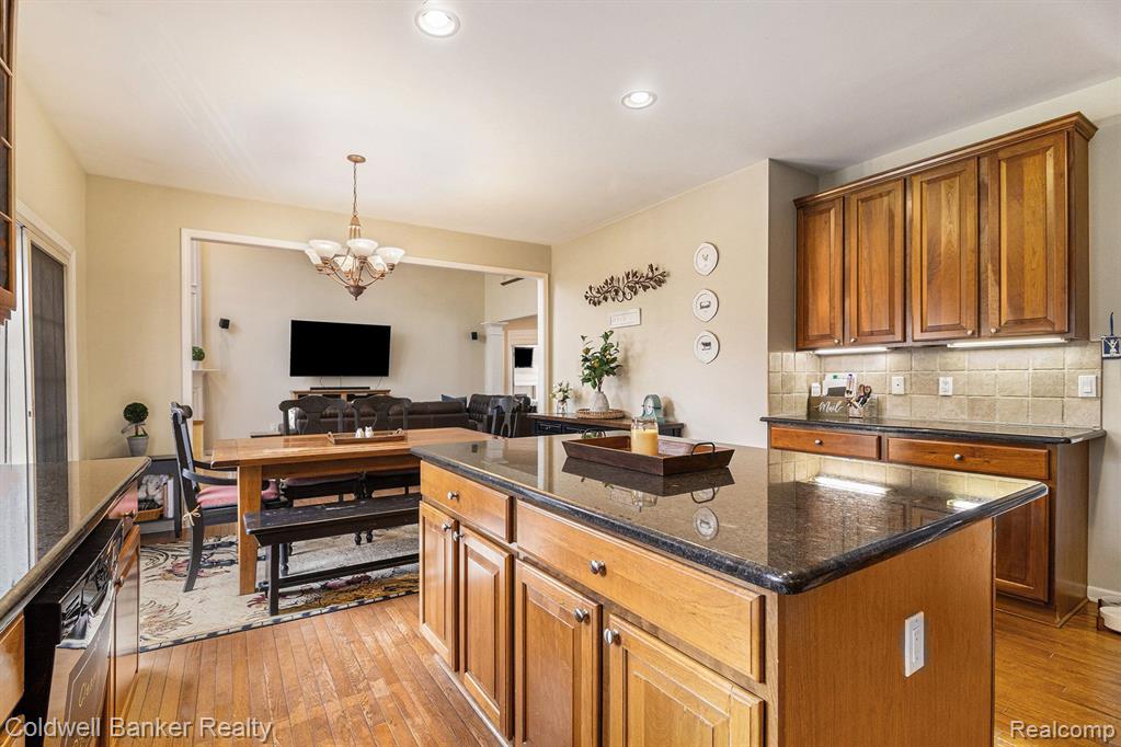 48520 Antique, Canton, MI 48187 — Photo 9