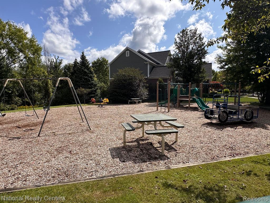 7118 Oak Ridge Court, Clarkston, MI 48348 — Photo 36