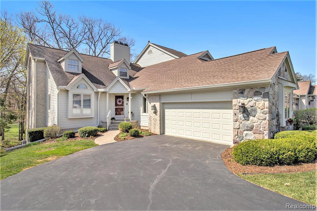 4592 GLEN EAGLES Drive, Brighton, MI 48116 — Photo 2