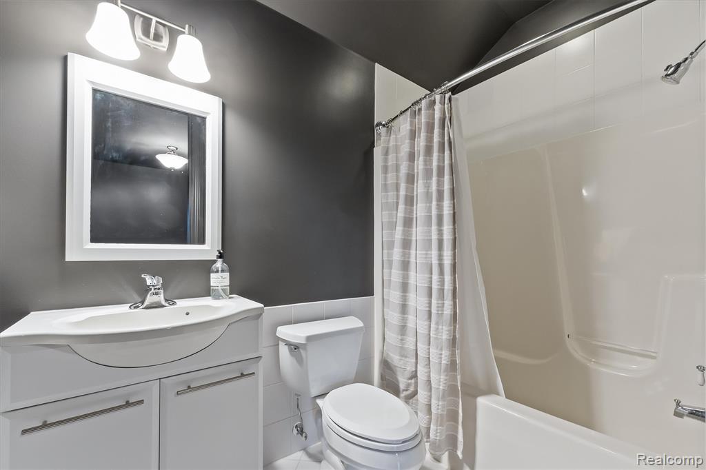 2370 Pond Vallee Drive, Oakland, MI — Photo 57