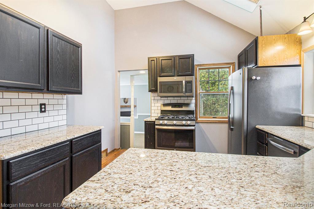 6479 Simmons Road, Waterford, MI 48327 — Photo 9