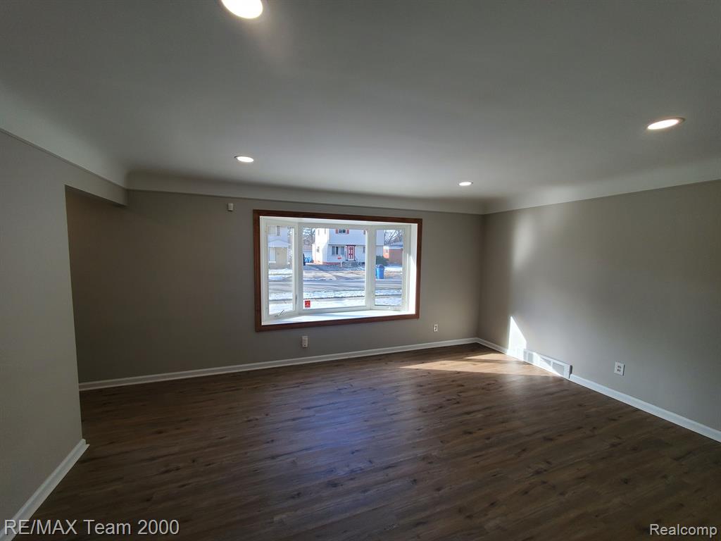 4565 UNIVERSAL Street, Dearborn Heights, MI 48125 — Photo 7