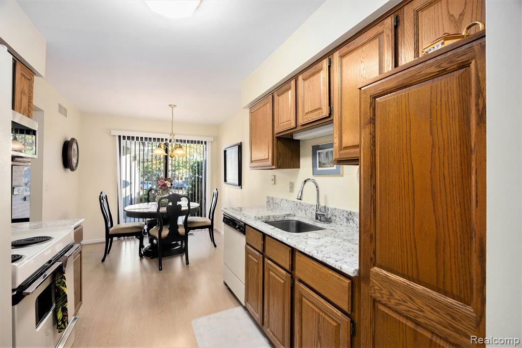 985 Wexford Way, Rochester Hills, MI 48307 — Photo 11