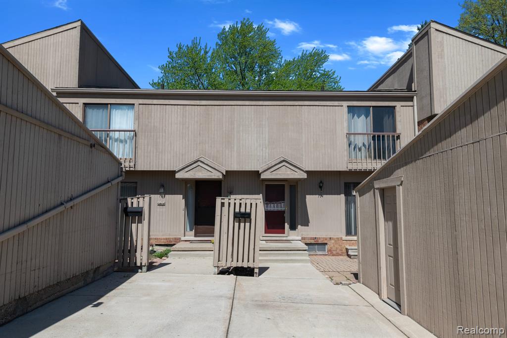 794 Oak Brook Ridge Drive, Rochester Hills, MI 48307 — front exterior