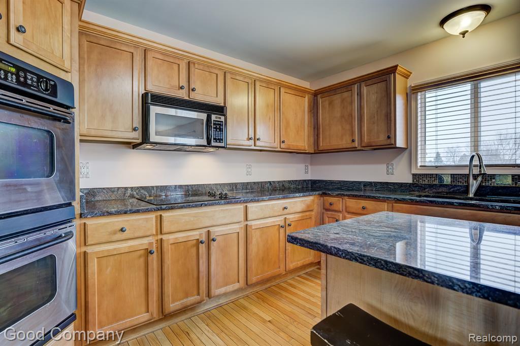 755 OAK POINT Lane, Madison Heights, MI 48071 — Photo 24