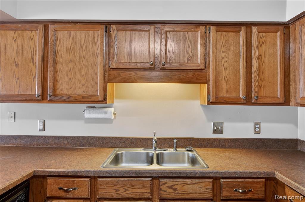 4364 S Meadow Drive, Waterford, MI 48329 — Photo 15