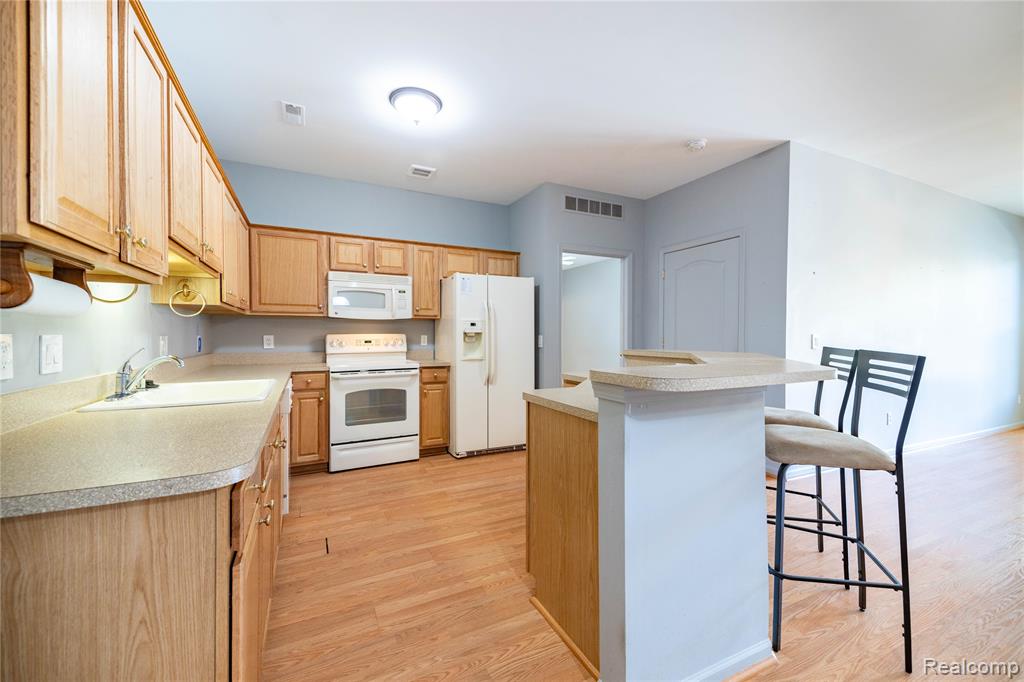 23030 Williamsburg Circle, 15, Woodhaven, MI 48183 — Photo 8