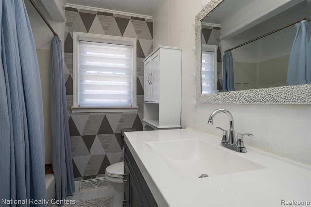 2654 Hatton Road, Auburn Hills, MI 48326 — Photo 19