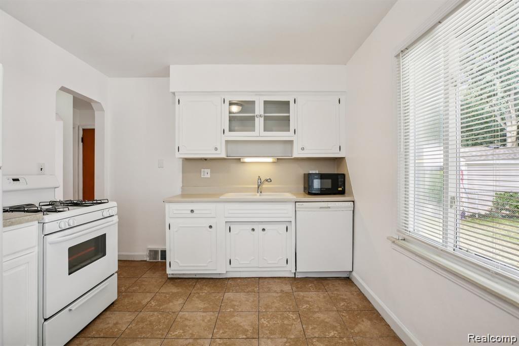 553 E Annabelle Avenue, Hazel Park, MI 48030 — Photo 2